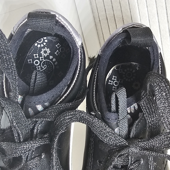 Kids Black Sneakers/Shoes w. Multi-Colored Metallic Stars Leopard Print & Laces - Picture 6 of 16